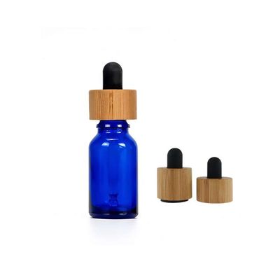 Bouteille vide en verre de compte-gouttes avec la bouteille en bois en bambou d'huile essentielle du dessus 30ml