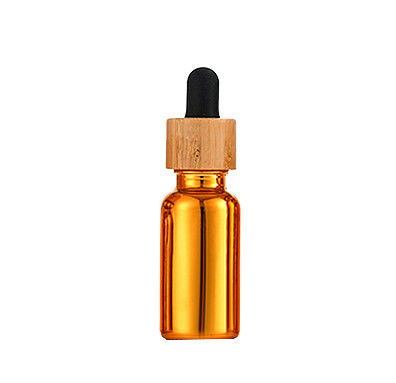 Bouteille vide en verre de compte-gouttes avec la bouteille en bois en bambou d'huile essentielle du dessus 30ml