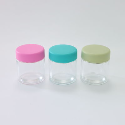 Un bocal en verre de 90 ml de capacité 3 oz avec un bouchon à vis pour enfants.